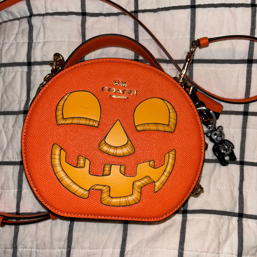 Coach pumpkin Limited edition Halloween bag, skeleton keychain included